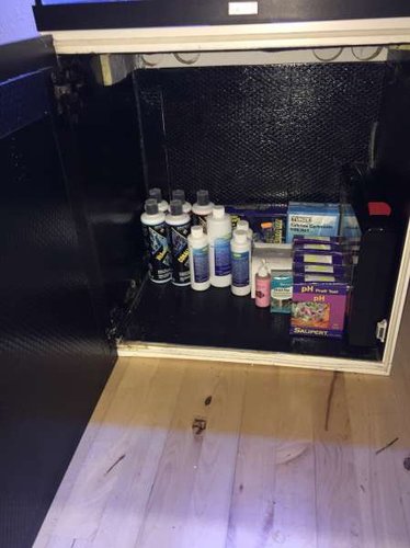Underskabet set indvendigt. Testsæts og tilsætninger bliver slvfølgelig fjernet, og sumpen bliver placeret her.