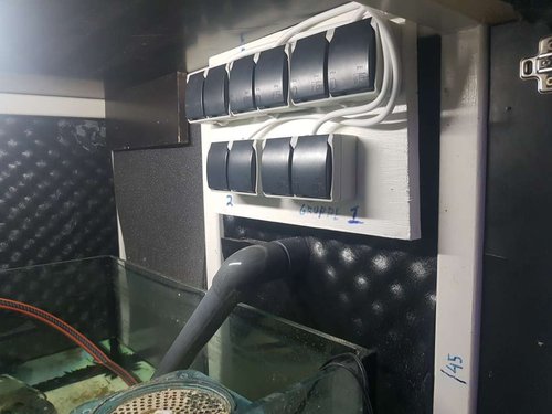 Der er 2 seperate grupper nederst, en til hver returpumpe. <br />Desuden 3 udtag til CO2, Kalkreaktor dosermaskine og ZeoLith ryster.<br />Der er desuden monteret LED lysrør i alle sumpe til arbejdsbelysning.