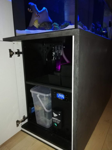 Om aftenen, med det lilla lys fra refugium i baggrunden.