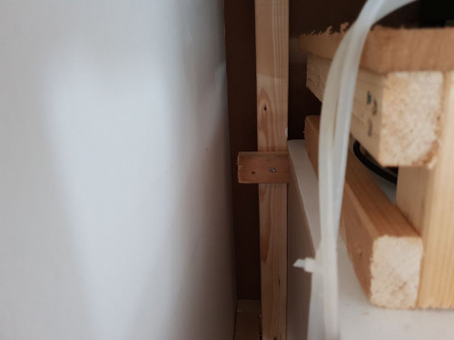 Her kommer der mdf på endestykket for at lukke af, og bagved kan det fornemmes at der er et hul rum til ledninger når de engang skal føres fra strømskinnerne og ud.