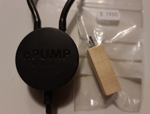 Pumpe samt &quot;luftsten&quot; i træ