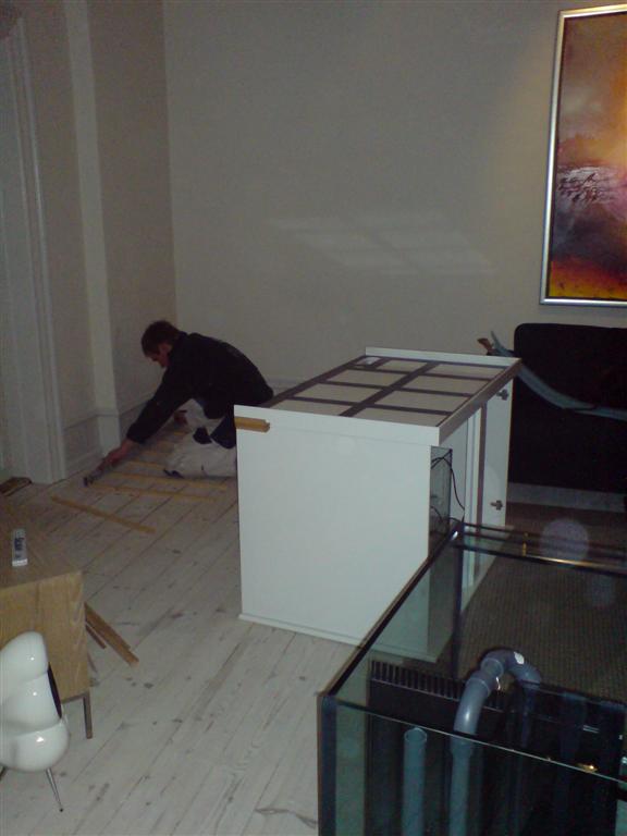 Snedkeren måler mit gamle plankegulv.