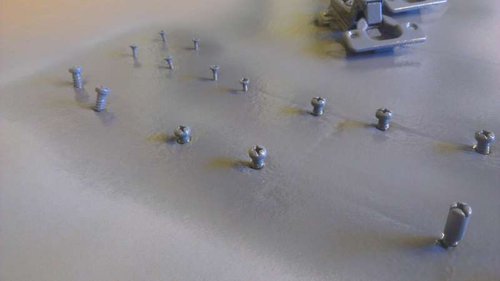 IMAG0144.jpg (16.5 KiB) Vist 5407 gange Skruer og beslag til skabet og låger var lidt rustne, de fik en gang slibning og kold galvanisering samt en gang sort dækfarve.