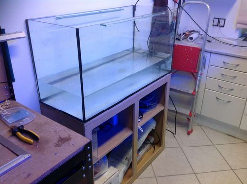 Her er "tank stationen". Og så fik jeg også lidt mere hylde plads i form af underskabet.