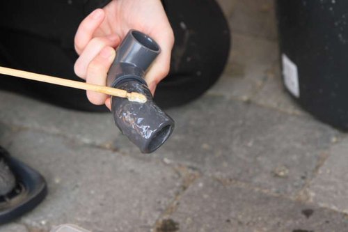 PU lim påføres bøjninger, og efterfølgende dyppes de i groft sand så PVC'en er dækket. Efterfølgende kan de kamufleres mere med større sten, når de er placeret i stensætningen