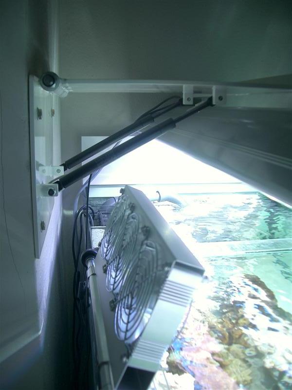 Hydraulisk lampeophæng. 2X&amp;quot;baggagerums pumper&amp;quot; der kan løfter 35 kg på spids hver holder akvariet. En wire sørger for at det hænger i vatter.